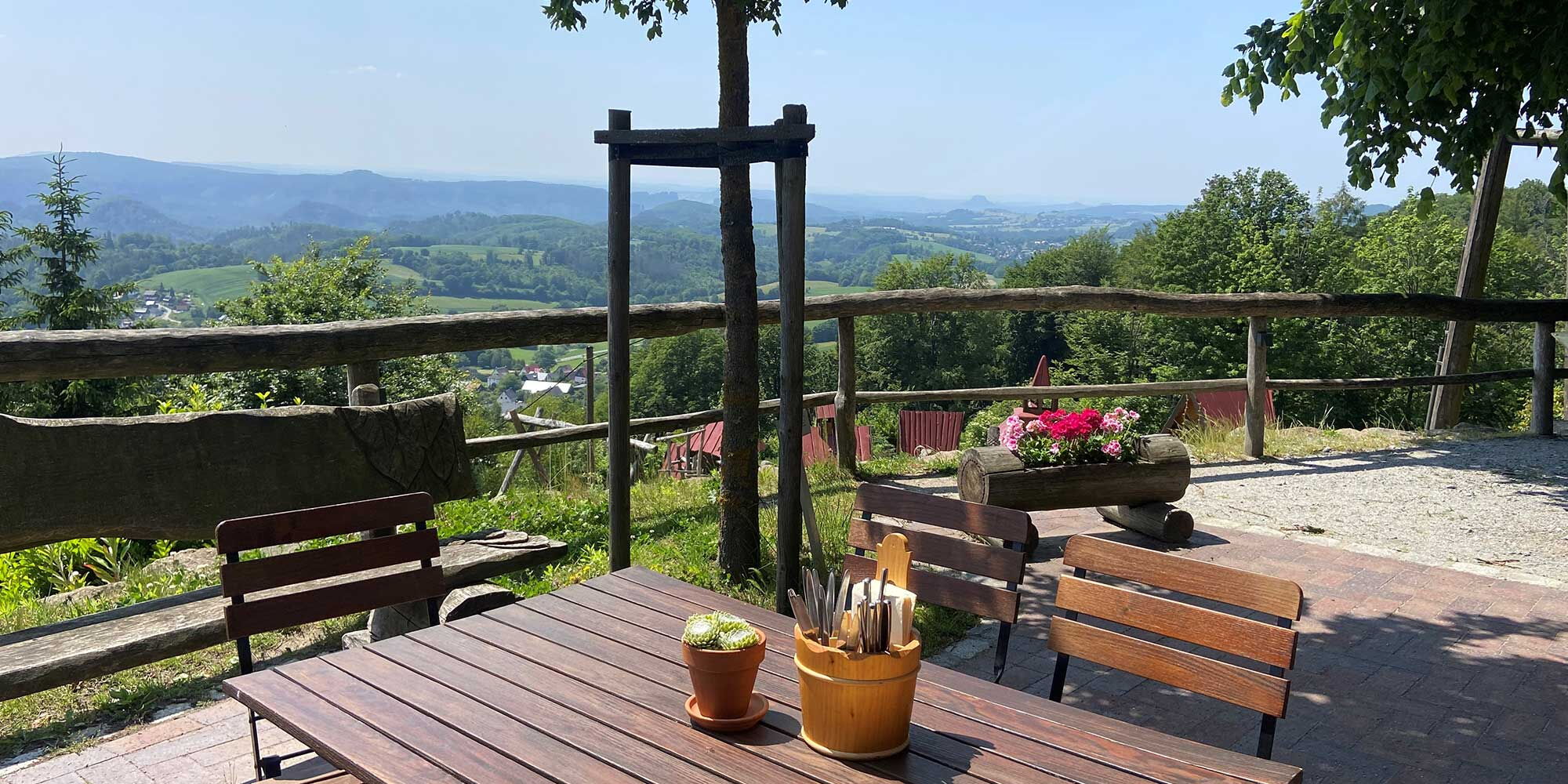 Essen mit Aussicht - unsere wunderschöne Terrasse