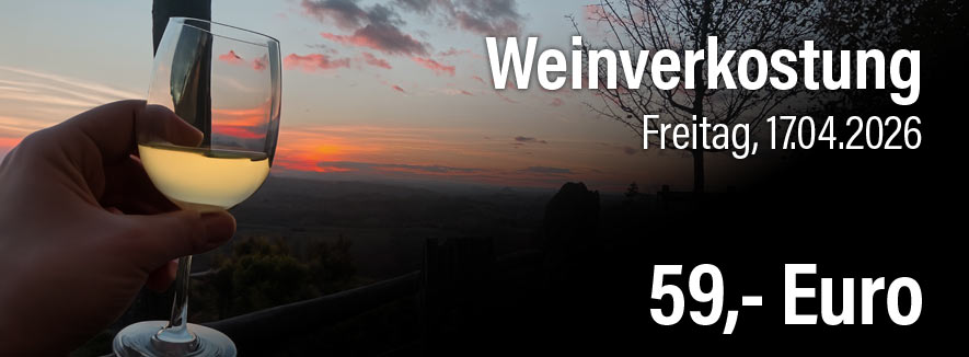 Weinglas bei Sonnenuntergang mit Blick vom Wachberg